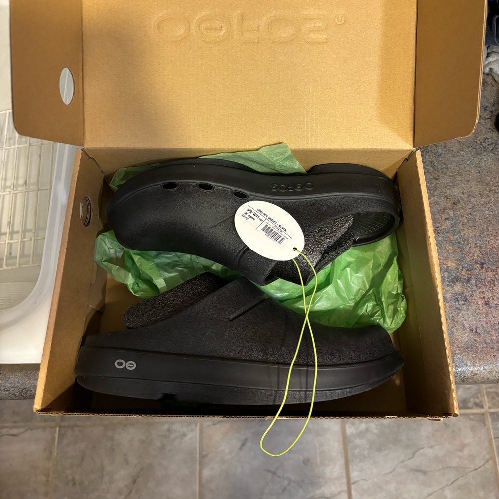 Men’s Oofos black clogs